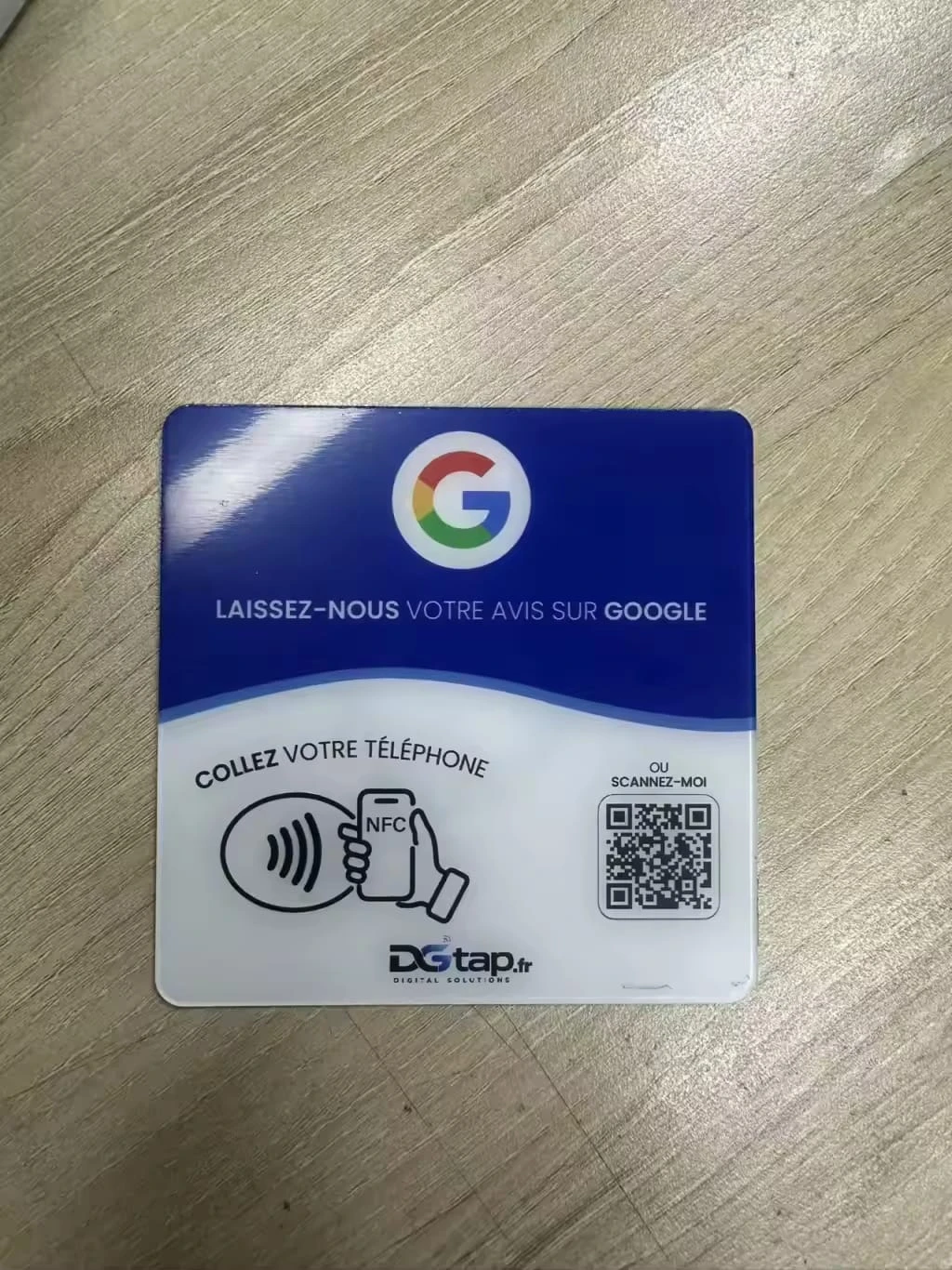Plaque NFC DGTap avis Google posée sur une table en bois
