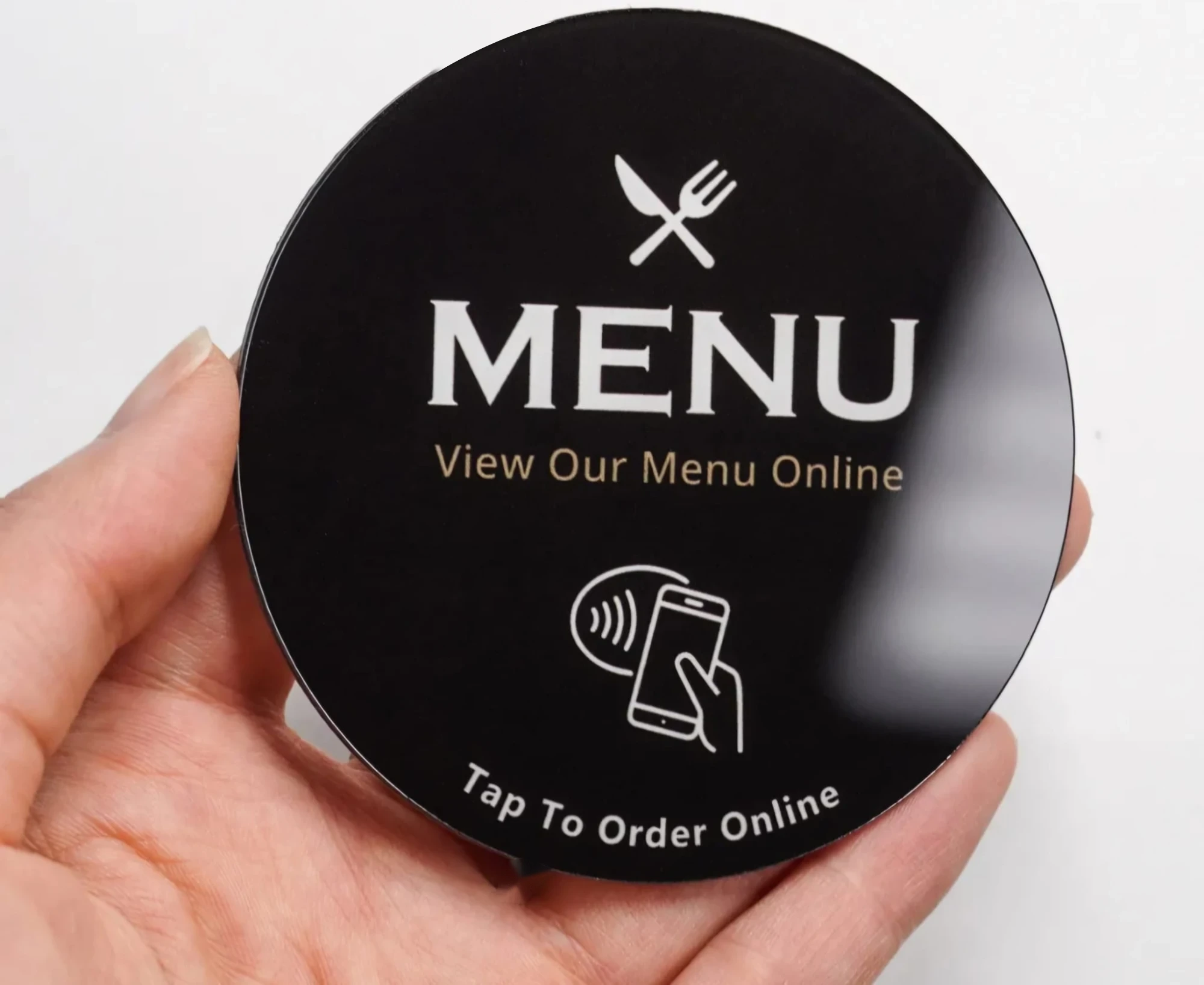 Plaque ronde Menu NFC tenue en main