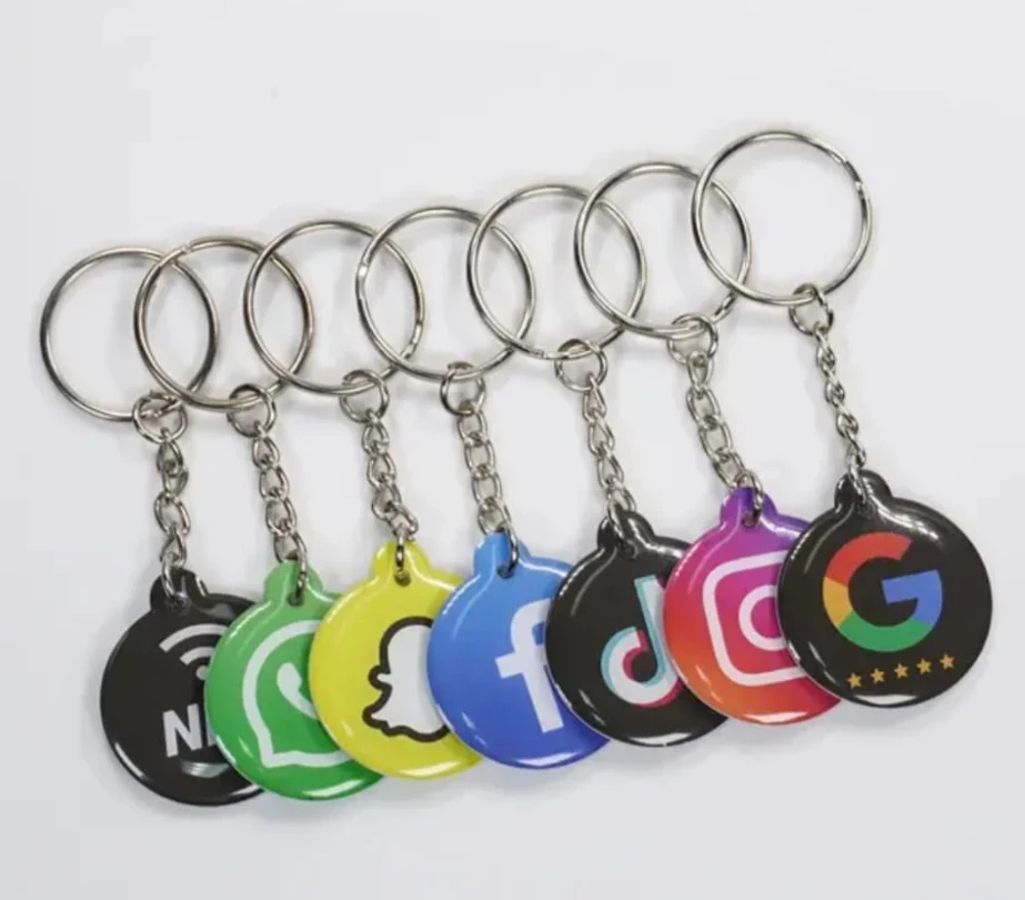 Porte-clés NFC aux logos Google, Instagram, TikTok, Facebook, Snapchat et WhatsApp